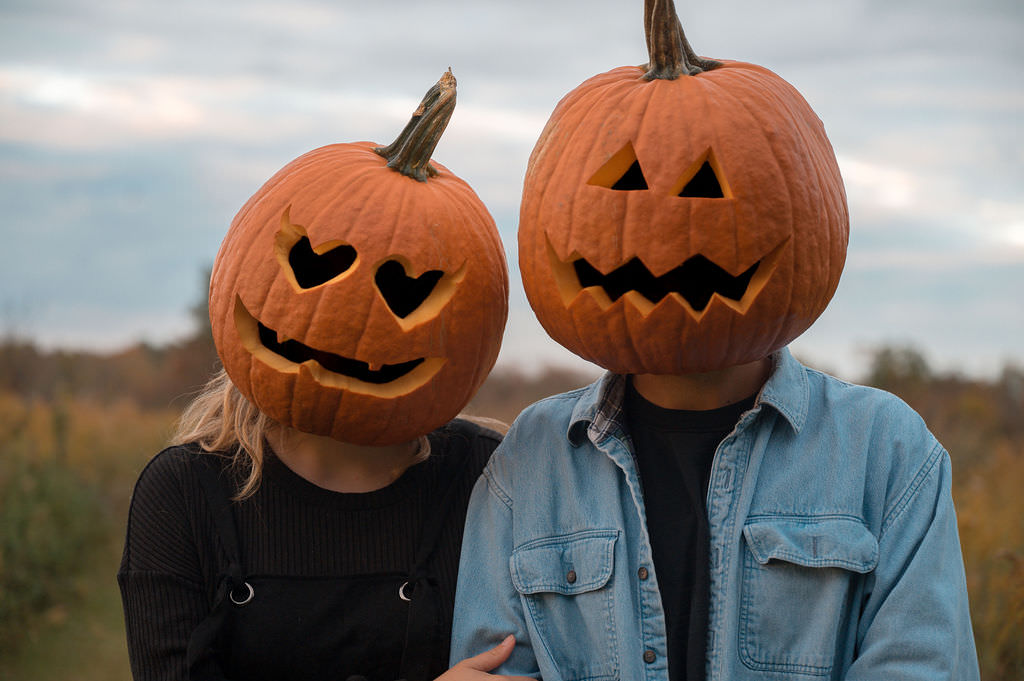 halloween photoshoot ideas for couples